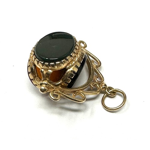 79 - 9ct Gold Vintage Bloodstone, Carnelian & Onyx Swivel Fob Pendant (2.5g)