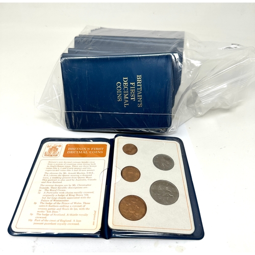 466 - 25 cased britains first decimal coinage