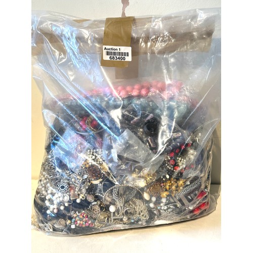 441 - 10kg UNSORTED COSTUME JEWELLERY inc. Bangles, Necklaces, Rings, Earrings.