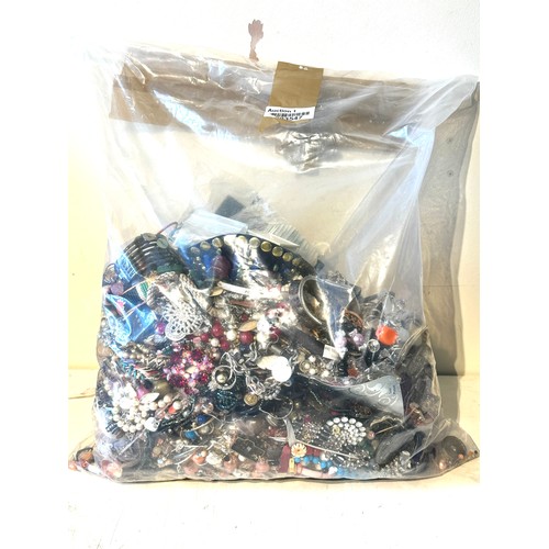 422 - 10kg UNSORTED COSTUME JEWELLERY inc. Bangles, Necklaces, Rings, Earrings.