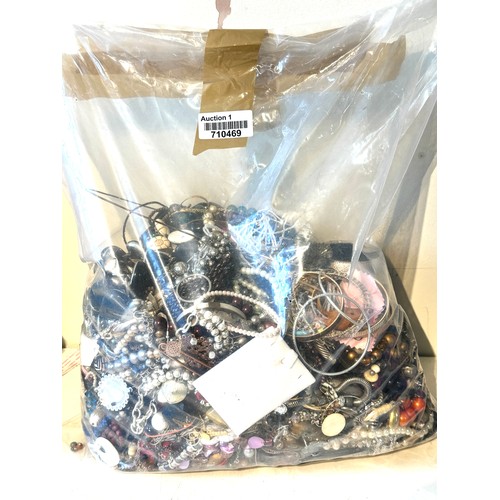 445 - 10kg UNSORTED COSTUME JEWELLERY inc. Bangles, Necklaces, Rings, Earrings.