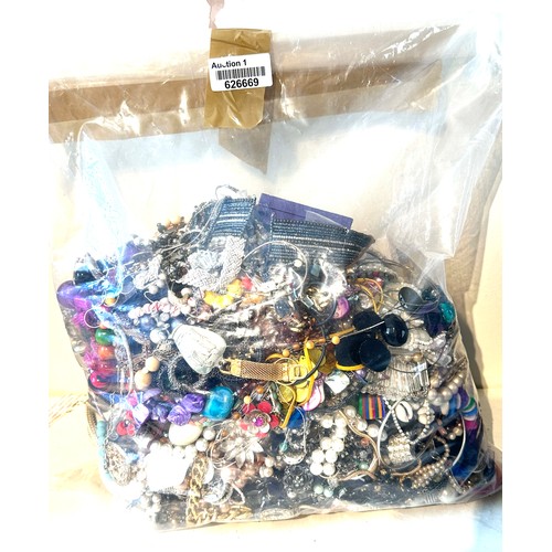 435 - 10kg UNSORTED COSTUME JEWELLERY inc. Bangles, Necklaces, Rings, Earrings.