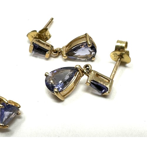 92 - 2 X 9ct Gold Earrings Inc. Tanzanite & Iolite (2.4g)