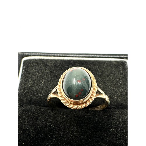 94 - 9ct Gold Bloodstone Single Stone Ring (2.1g)