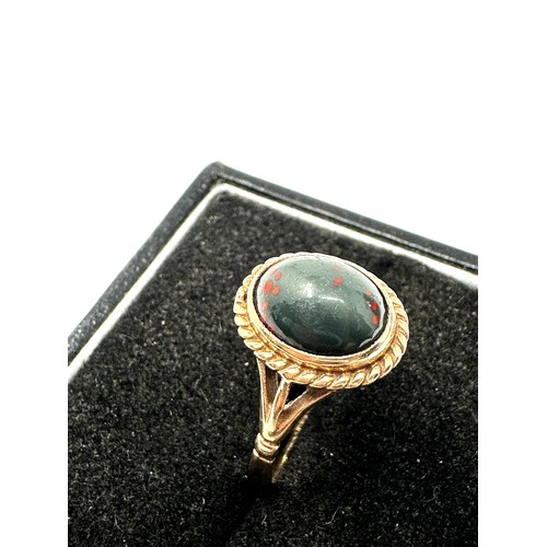 94 - 9ct Gold Bloodstone Single Stone Ring (2.1g)