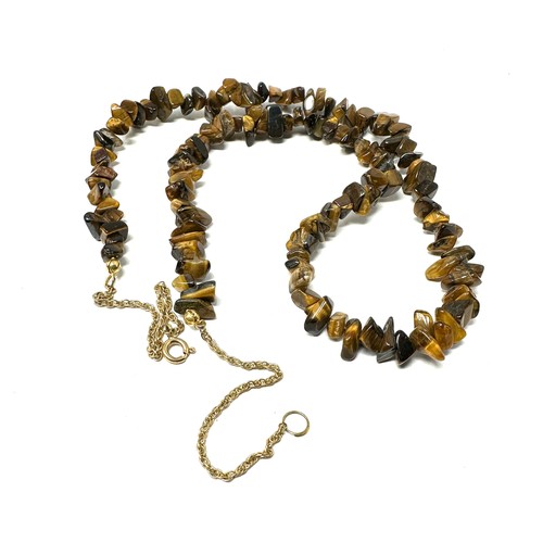 66 - 9ct Gold Clasp Tiger's Eye Chip Single Strand Necklace (27.5g)