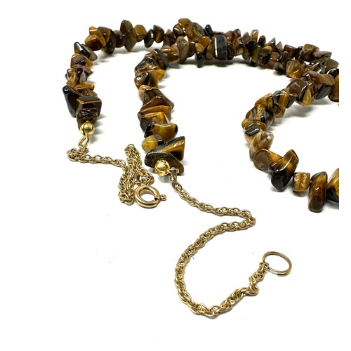 66 - 9ct Gold Clasp Tiger's Eye Chip Single Strand Necklace (27.5g)