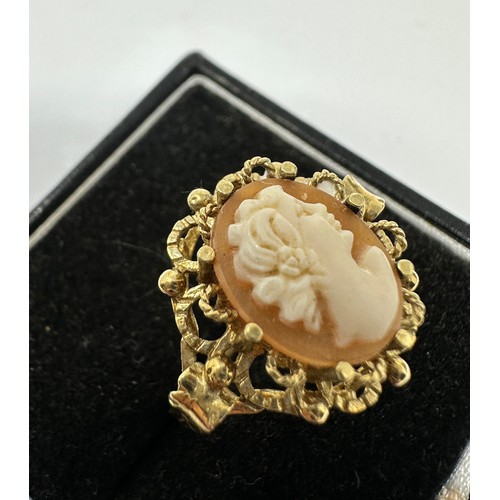 93 - 9ct Gold Shell Cameo Dress Ring (3.3g)