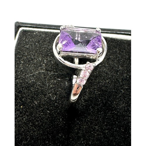 51 - 9ct White Gold Amethyst Ring With Pink Sapphire shoulders (5g)