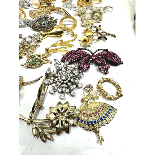 458 - 35 Assorted Vintage And Retro Brooches (485g)