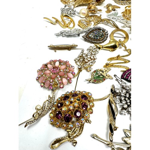 458 - 35 Assorted Vintage And Retro Brooches (485g)