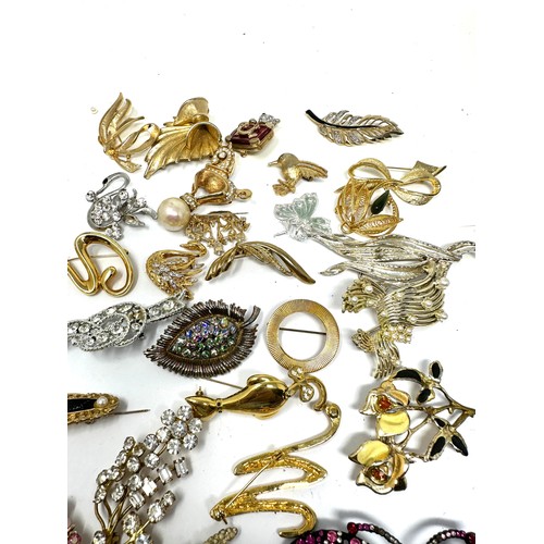 458 - 35 Assorted Vintage And Retro Brooches (485g)