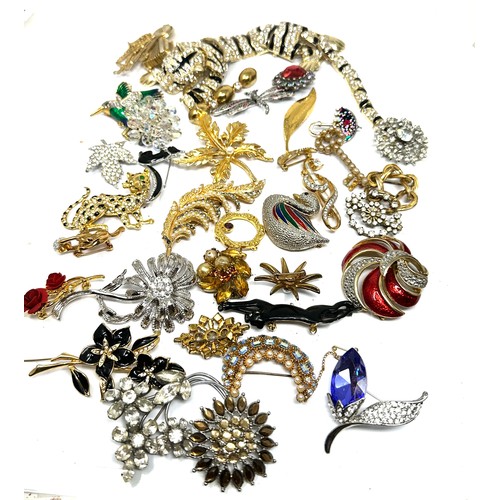 467 - 35 Assorted Vintage And Retro Brooches (602g)