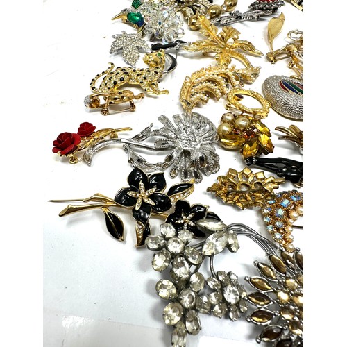 467 - 35 Assorted Vintage And Retro Brooches (602g)