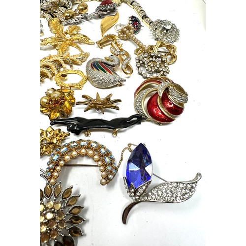 467 - 35 Assorted Vintage And Retro Brooches (602g)