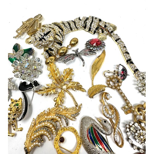 467 - 35 Assorted Vintage And Retro Brooches (602g)