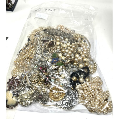 452 - A Collection Of Vintage Jewellery Pieces Including Faux Pearls, 1950s And Kitsch (1242g)