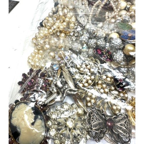 452 - A Collection Of Vintage Jewellery Pieces Including Faux Pearls, 1950s And Kitsch (1242g)