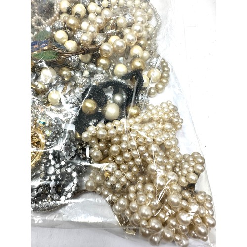 452 - A Collection Of Vintage Jewellery Pieces Including Faux Pearls, 1950s And Kitsch (1242g)