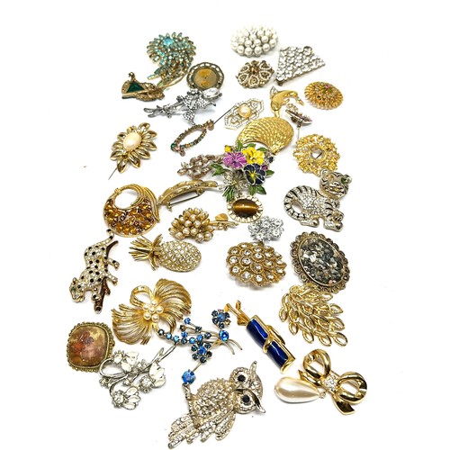 427 - 35 Assorted Vintage And Retro Brooches (490g)