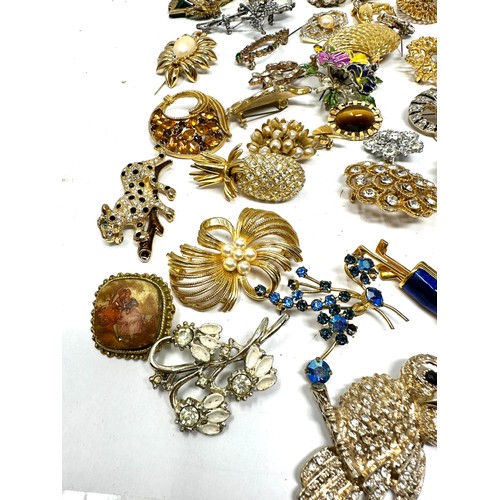 427 - 35 Assorted Vintage And Retro Brooches (490g)