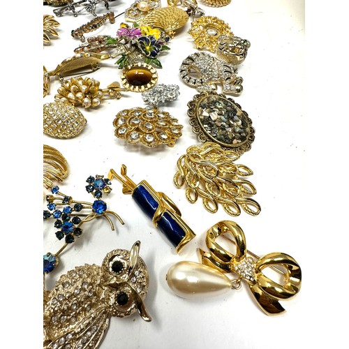 427 - 35 Assorted Vintage And Retro Brooches (490g)