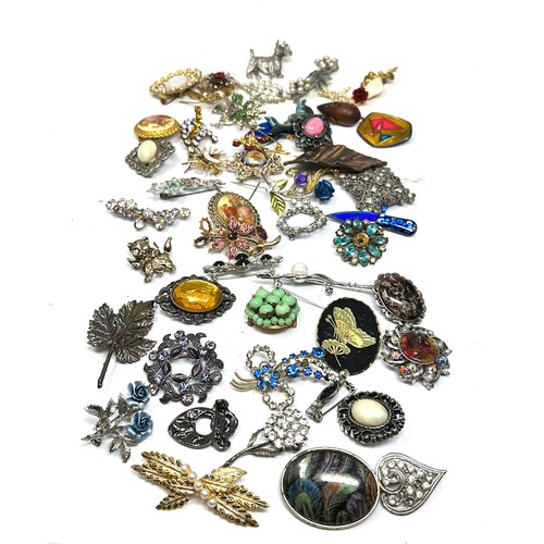 442 - 35 Assorted Vintage And Retro Brooches (406g)