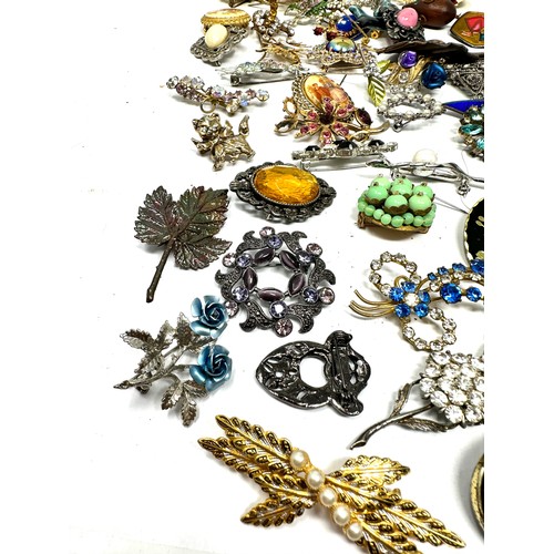 442 - 35 Assorted Vintage And Retro Brooches (406g)