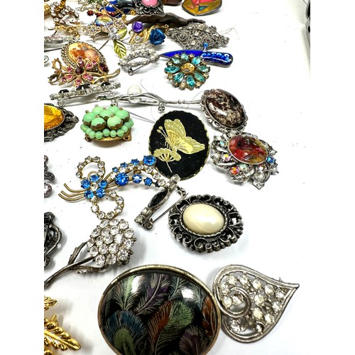 442 - 35 Assorted Vintage And Retro Brooches (406g)