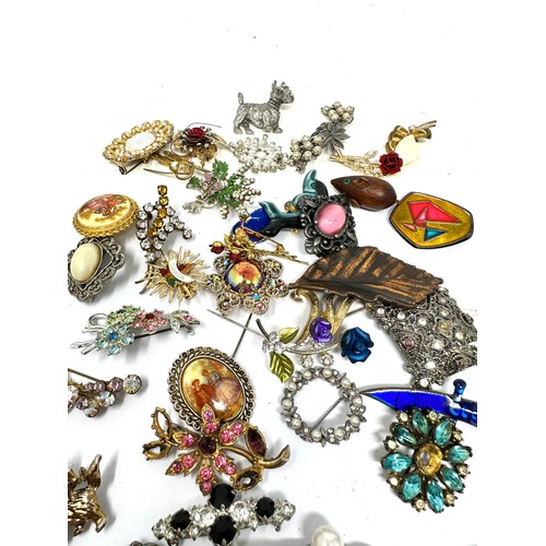 442 - 35 Assorted Vintage And Retro Brooches (406g)