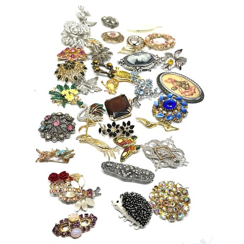 443 - 35 Assorted Vintage And Retro Brooches (468g)