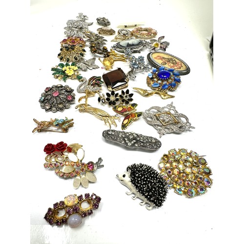 443 - 35 Assorted Vintage And Retro Brooches (468g)