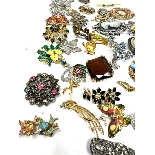 443 - 35 Assorted Vintage And Retro Brooches (468g)