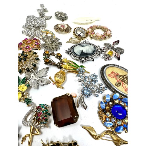 443 - 35 Assorted Vintage And Retro Brooches (468g)