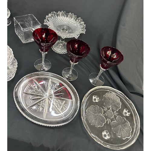 122 - Selection of mixed glass to include Victorian lead crystal bowl and Tassa dish