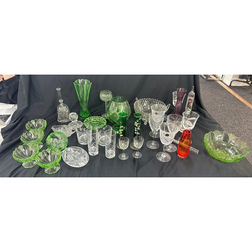 177 - Selection of vintage and later glassware to include some crystal pieces, coloured glass etc