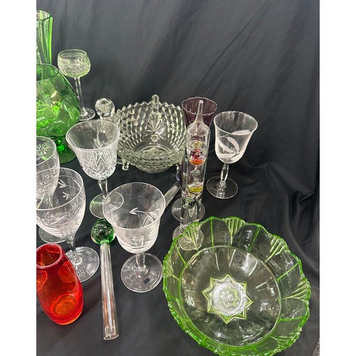 177 - Selection of vintage and later glassware to include some crystal pieces, coloured glass etc