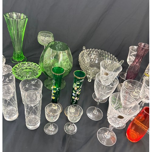 177 - Selection of vintage and later glassware to include some crystal pieces, coloured glass etc