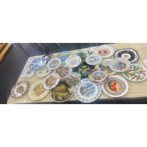 195 - Large selection of assorted collectors plates