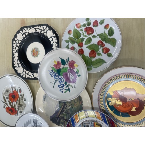 195 - Large selection of assorted collectors plates