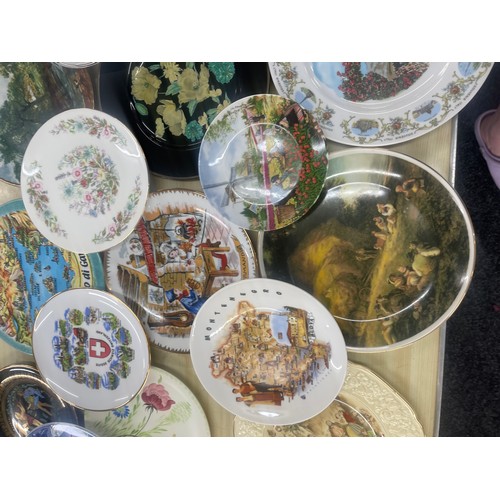 195 - Large selection of assorted collectors plates