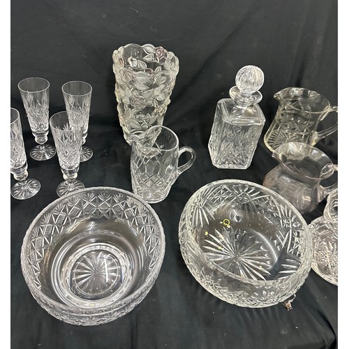 207 - Large selection of assorted vintage glassware includes bowls, salad set etc