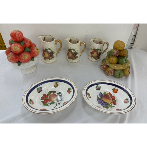 135 - Set 3 Utopia Staffordshire graduated jugs, 2 fruit ornaments, 2 fruit bowls by Sovereign china