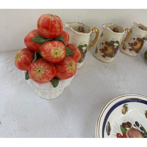 135 - Set 3 Utopia Staffordshire graduated jugs, 2 fruit ornaments, 2 fruit bowls by Sovereign china