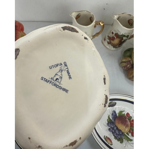 135 - Set 3 Utopia Staffordshire graduated jugs, 2 fruit ornaments, 2 fruit bowls by Sovereign china