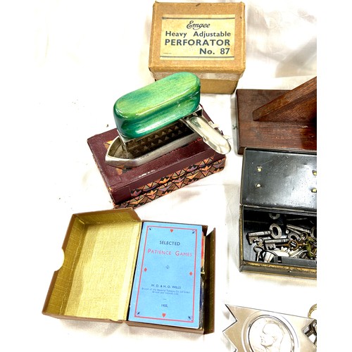 130 - Selection of vintage Bygones to include keys, travelling iron, fan, bookends etc