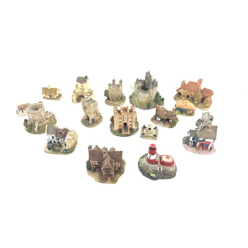 147 - Selection of Lilliput ornaments to include: Britains heritage, Micklegate bar, Tower of London etc