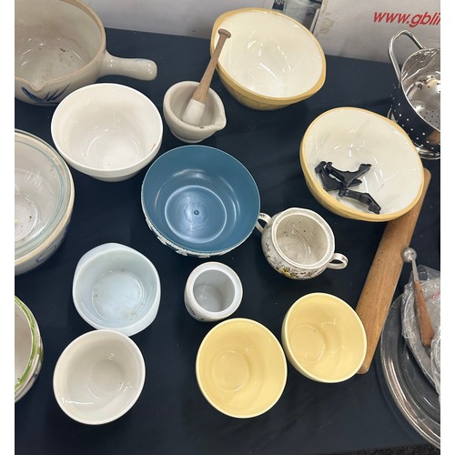 233 - Large selection of kitchenalia to include Jasmine woodsware, biscuit jars, cake tins, mixing bowls e... 