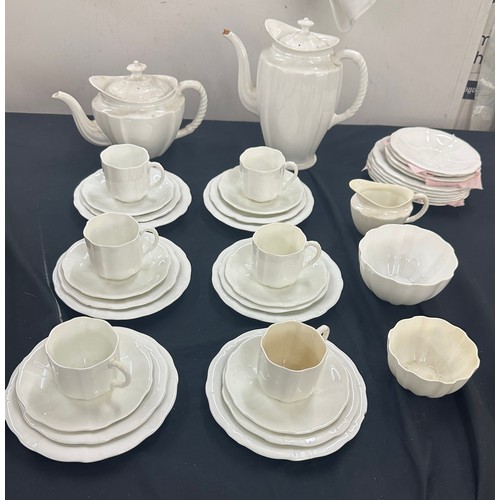 592 - Royal Crown Derby Surrey part tea and coffee sets 839892, comprising of tea, coffee pot, cups, sauce... 