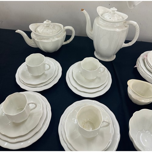 592 - Royal Crown Derby Surrey part tea and coffee sets 839892, comprising of tea, coffee pot, cups, sauce... 